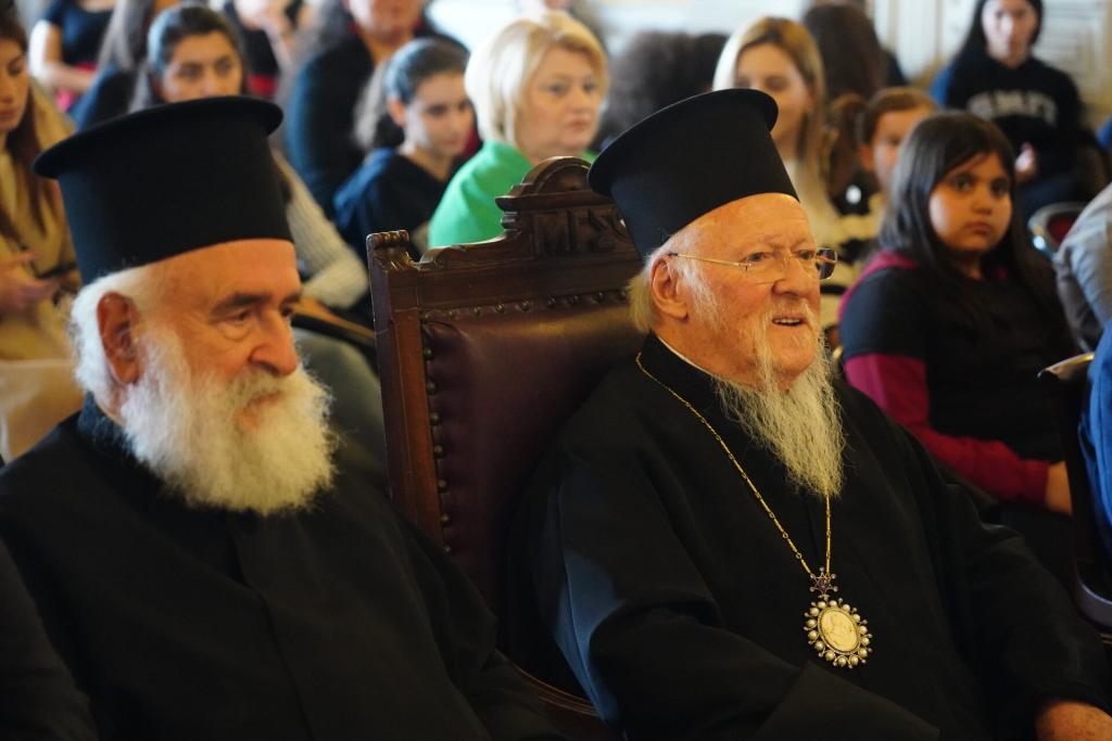 You are currently viewing Οικουμενικός Πατριάρχης τίμησε με την παρουσία του εκδήλωση αφιερωμένη στον Μάνο Χατζιδάκι