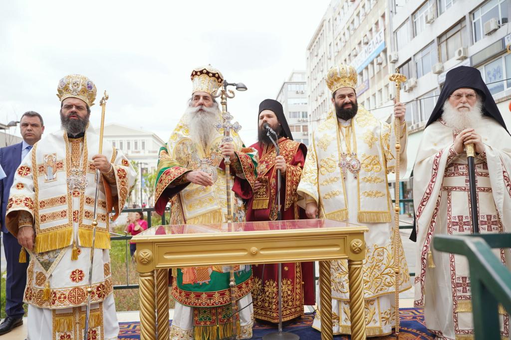 You are currently viewing Πάνδημος ο εορτασμός των Αγίων Κωνσταντίνου και Ελένης στον Μητροπολιτικό Ιερό Ναό του Πειραιά.