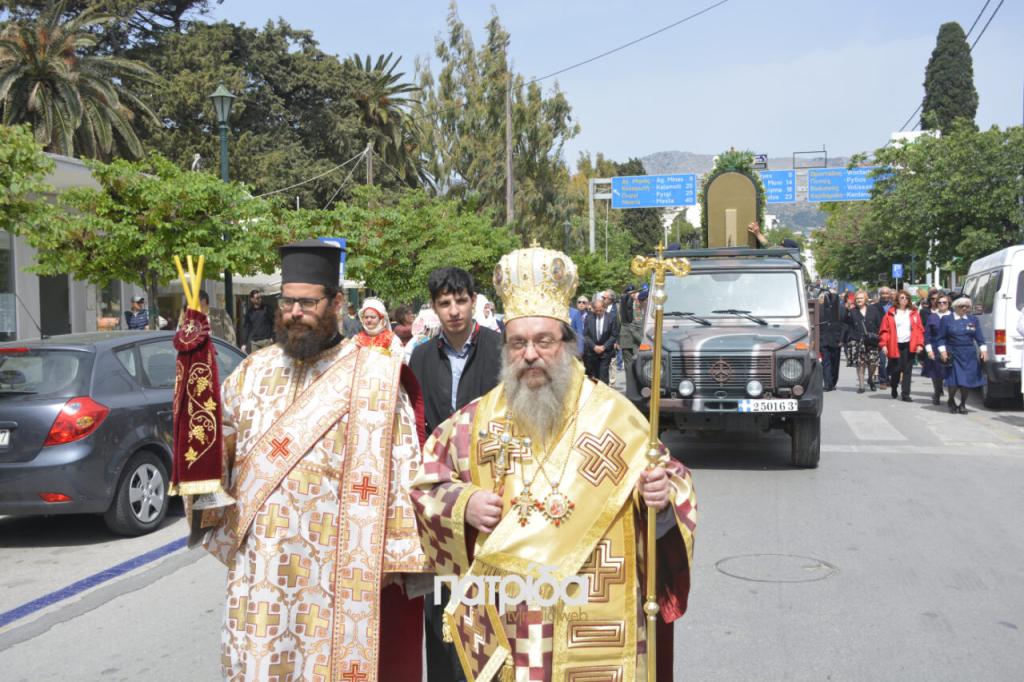 Με λαμπρότητα η λιτανεία των λειψάνων του Αγίου Ισιδώρου στην πόλη της Χίου