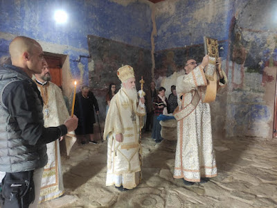 You are currently viewing Ο Μητροπολίτης Απολλωνίας και Φίερι Νικόλαος ιερούργησε στον ιστορικό ναό του αγίου Νικολάου στην Κούργια.
