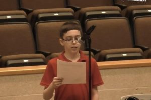 ΗΠΑ:ένας  12χρονος έβαλε τα γυαλιά στο σύστημα αλλά αποβλήθηκε από το σχολείο του!   Φόρεσε μπλούζα που έγραφε «υπάρχουν μόνο δύο φύλα»