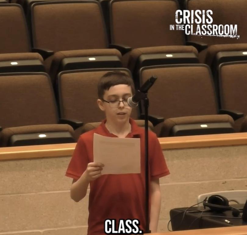 You are currently viewing ΗΠΑ:ένας  12χρονος έβαλε τα γυαλιά στο σύστημα αλλά αποβλήθηκε από το σχολείο του!   Φόρεσε μπλούζα που έγραφε «υπάρχουν μόνο δύο φύλα»