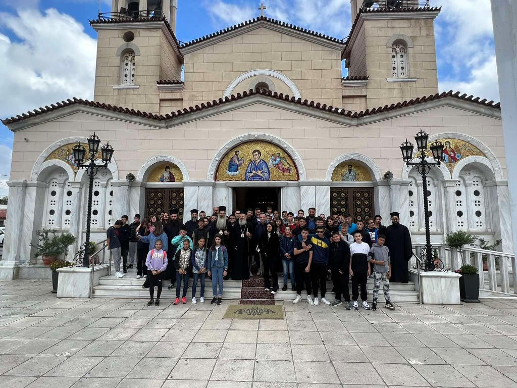You are currently viewing Το Εκκλησιαστικό Γυμνάσιο- Λύκειο Λαμίας επισκέφθηκε την Ι. Μητρόπολη  Χαλκίδος