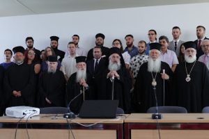 Ο Αρχιεπίσκοπος Κρήτης και Μητροπολίτες στην τελετή επίδοσης πτυχίου στους αποφοίτους της ΠΑΕΑΚ