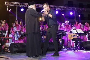 Ο Δημήτρης Μπάσης και η χορωδία «Αγία Κασσιανή η Υμνογράφος» μάγεψαν το κοινό στα Διαβατά