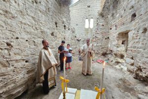 Συγκινητικές στιγμές σε μισογκρεμισμένο ναό της Αγίας Παρασκευής στην Αλβανία