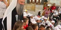 Μία απρόσμενη έκπληξη για τον Πατριάρχη Σερβίας: 120 παιδιά τον υποδέχθηκαν στον Άγιο Σάββα στο Βράτσαρ