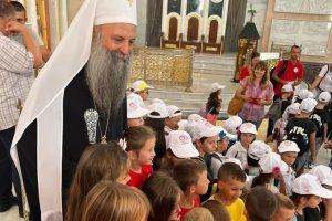 Μία απρόσμενη έκπληξη για τον Πατριάρχη Σερβίας: 120 παιδιά τον υποδέχθηκαν στον Άγιο Σάββα στο Βράτσαρ