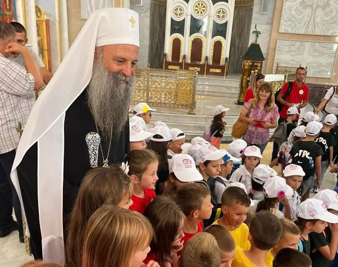 You are currently viewing Μία απρόσμενη έκπληξη για τον Πατριάρχη Σερβίας: 120 παιδιά τον υποδέχθηκαν στον Άγιο Σάββα στο Βράτσαρ