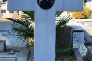 Τρισάγιο στον τάφο του Νίκου Μαγγίνα από τον γενικό πρόξενο Κωνσταντίνο Κούτρα