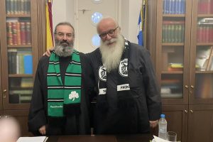 Οπαδικός πολιτισμός από δυο ιερείς στο Αγρίνιο: Ο παπα-ΠΑΟΚ και ο παπα-Παναθηναϊκός