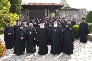 Ο Γέροντας Νεκτάριος με δεκάδες μοναχούς και μοναχές στα μοναστήρια της Σιάτιστας