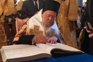 Ο Παναγιώτατος Οικουμενικός Πατριάρχης κ. Βαρθολομαίος ενώ υπογράφει τις Αγιοκατατάξεις!