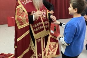 Χριστουγεννιάτικα δώρα μοίρασε σε μικρούς μαθητές ο Μητροπολίτης Περιστερίου Γρηγόριος