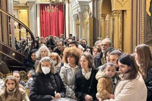 Κοσμοσυρροή πιστών στον Ιερό Ναό Αγίου Κωνσταντίνου Πειραίαγια να προσκυνήσει τον Άγιο Σεραφείμ του Σάρωφ