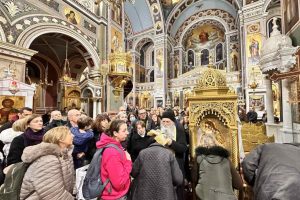 Πλήθος πιστών στον Ιερό Ναό Αγίου Κωνσταντίνου Πειραιά για να προσκυνήσουν τον Άγιο Σεραφείμ του Σάρωφ