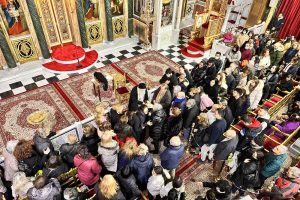 Χιλιάδες πιστοί στον Πειραιά για να προλάβουν να προσκυνήσουν τα ιερά λείψανα του Αγίου Σεραφείμ του Σάρωφ