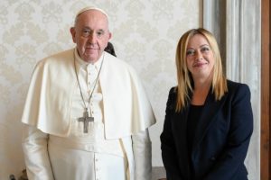 Ιταλία: Η Μελόνι κι ο Πάπας Φραγκίσκος τοποθετούνται κατά της παρένθετης μητρότητας