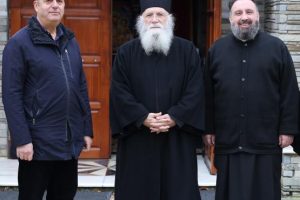 Ο Κοσμήτωρ της Θεολογικής Σχολής του ΕΚΠΑ κ. Εμμανουήλ Καραγεωργούδης στο μοναστήρι του Τρικόρφου