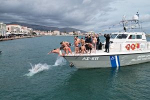 Θεοφάνεια στο λιμάνι της Χίου με 13 κολυμβητές- Βίντεο
