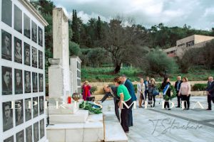 Από Έλληνες βουλευτές άλλων κρατών συγκίνηση στο μνημείο εκτελεσθέντων από τους “Τσάμηδες”,  δέος στον ιστορικό ναό Παναγίας της Παραμυθίας