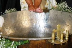 Εκκλησία της Κρήτης: Βάζει όρους και όρια για όσους θέλουν να γίνουν νονοί – Τι αναφέρει σχετική εγκύκλιος