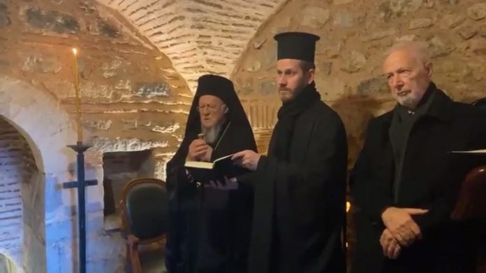 You are currently viewing Ο Πατριάρχης στο Αγίασμα του Αγίου Χαραλάμπους στο Φανάρι