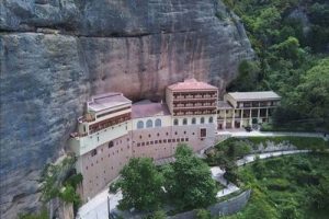 Καλάβρυτα: Στα θυρανοίξια του Καθολικού του Μεγάλου Σπηλαίου η Υπουργός Πολιτισμού