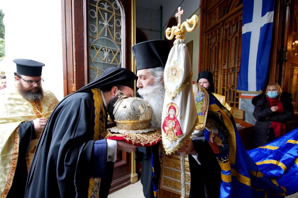 Ο Σεβασμιώτατος Μητροπολίτης Πειραιώς κ. Σεραφείμ στην υποδοχή της Τιμίας Κάρας του Αγίου Κωνσταντίνου του Υδραίου στην Ευαγγελίστρια Πειραιώς.
