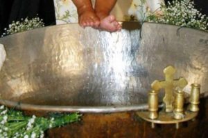 ΔΙΑΛΟΓΟΣ: Βαπτίζονται τα υιοθετημένα τέκνα από γάμο ομόφυλου ζεύγους;