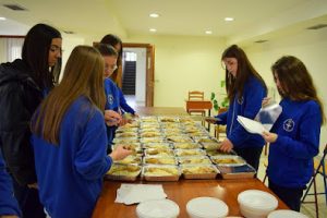ΕΚΚΛΗΣΙΑ ΑΛΒΑΝΙΑΣ: Κάθε μέρα διανομή φαγητού σε σπίτια άπορων-Μαθητές στο Αργυρόκαστρο έφτιαξαν και μοίρασαν φαγητό σε φτωχούς