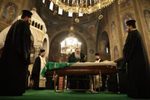 Διήμερο εθνικό πένθος στη Βουλγαρία – Ουρές πιστών για να προσκυνήσουν τη σορό του Πατριάρχη Νεοφύτου