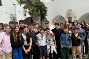 Οι μαθητές της Μυκόνου μυούνται στην ιστορία της Ι. Μονής Παναγίας Τουρλιανής και στα μηνύματα της Μεγάλης Εβδομάδος